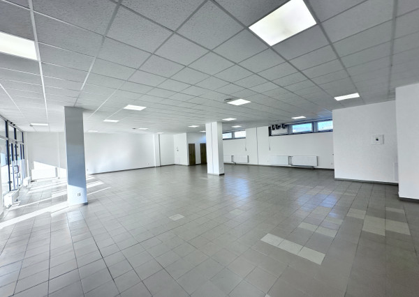 Prenájom priestorov  preskleného priestoru - Dvory  Púchov  200 m2
