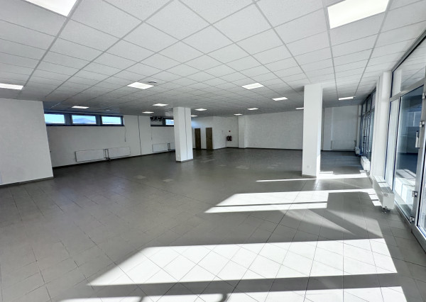 Prenájom priestorov  preskleného priestoru - Dvory  Púchov  200 m2