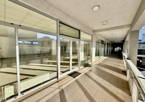 Prenájom priestorov  preskleného priestoru - Dvory  Púchov  200 m2