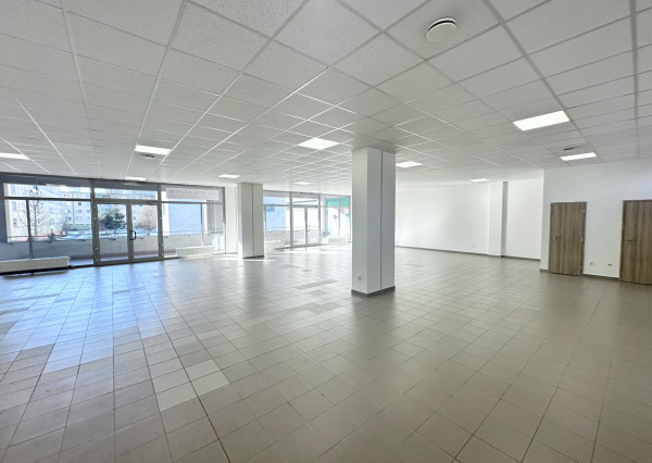 Prenájom priestorov  preskleného priestoru - Dvory  Púchov  200 m2