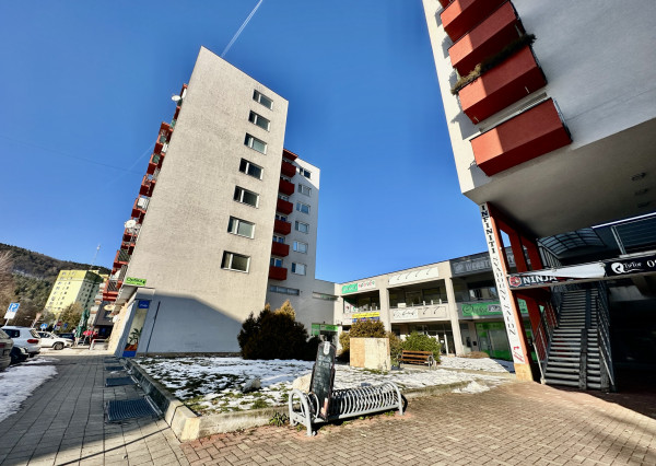 Prenájom priestorov  preskleného priestoru - Dvory  Púchov   100 m 2