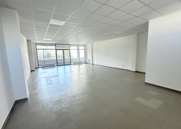 Prenájom priestorov  preskleného priestoru - Dvory  Púchov   100 m 2