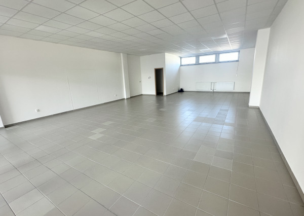 Prenájom priestorov  preskleného priestoru - Dvory  Púchov   100 m 2