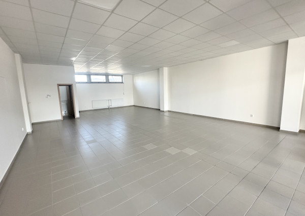 Prenájom priestorov  preskleného priestoru - Dvory  Púchov   100 m 2