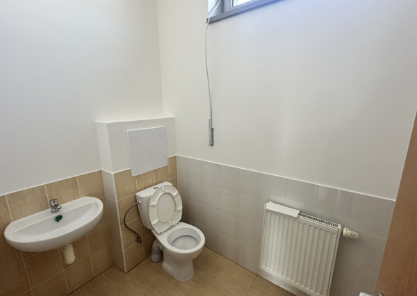 Prenájom priestorov  preskleného priestoru - Dvory  Púchov   100 m 2