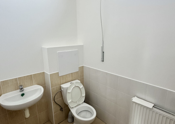 Prenájom priestorov  preskleného priestoru - Dvory  Púchov   100 m 2