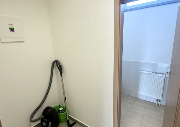 Prenájom priestorov  preskleného priestoru - Dvory  Púchov   100 m 2