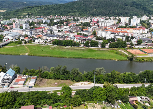 Predaj pozemku v priemyselnej časti mesta Púchov  / Nosice - stavebný pozemok