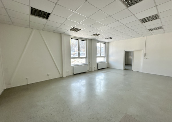 Obchodno - skladový priestor  s vlastným sociálnym zázemím   a parkovacími miestami v priemyselnom parku Nosice -  Púchov