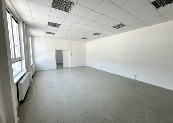 Obchodno - skladový priestor  s vlastným sociálnym zázemím   a parkovacími miestami v priemyselnom parku Nosice -  Púchov