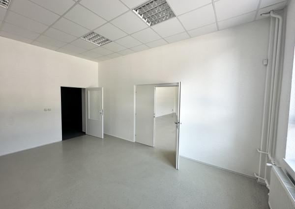 Obchodno - skladový priestor  s vlastným sociálnym zázemím   a parkovacími miestami v priemyselnom parku Nosice -  Púchov