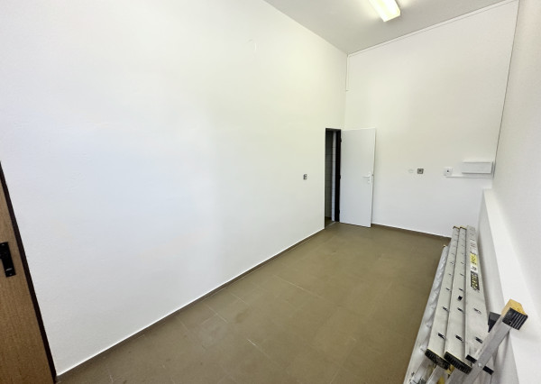 Obchodno - skladový priestor  s vlastným sociálnym zázemím   a parkovacími miestami v priemyselnom parku Nosice -  Púchov