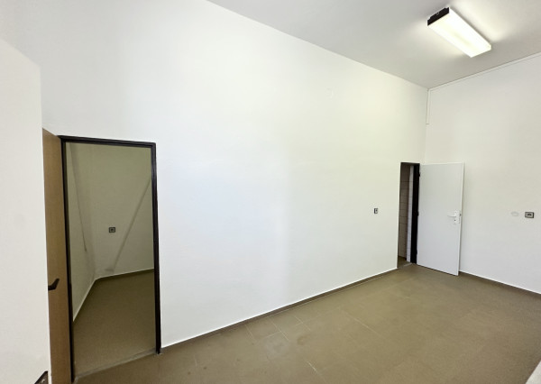 Obchodno - skladový priestor  s vlastným sociálnym zázemím   a parkovacími miestami v priemyselnom parku Nosice -  Púchov