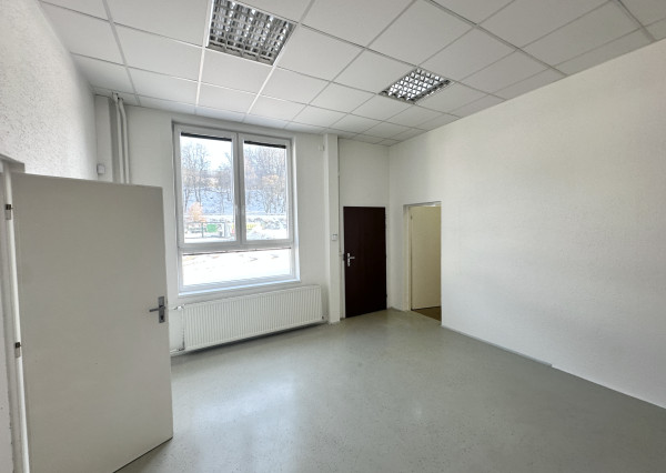 Obchodno - skladový priestor  s vlastným sociálnym zázemím   a parkovacími miestami v priemyselnom parku Nosice -  Púchov