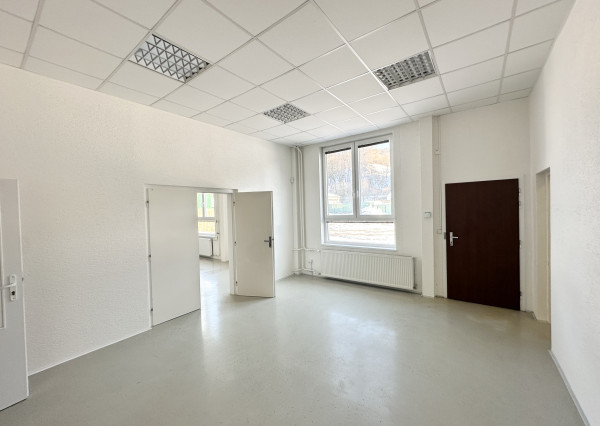 Obchodno - skladový priestor  s vlastným sociálnym zázemím   a parkovacími miestami v priemyselnom parku Nosice -  Púchov