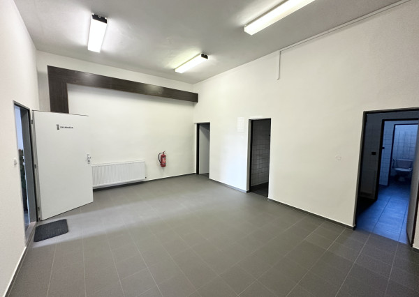 Obchodno - skladový priestor  s vlastným sociálnym zázemím   a parkovacími miestami v priemyselnom parku Nosice -  Púchov