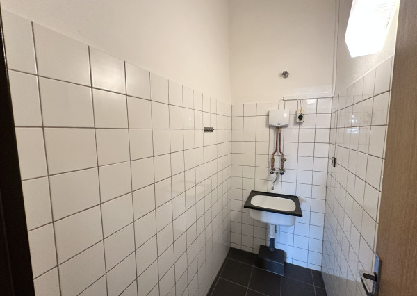 Obchodno - skladový priestor  s vlastným sociálnym zázemím   a parkovacími miestami v priemyselnom parku Nosice -  Púchov