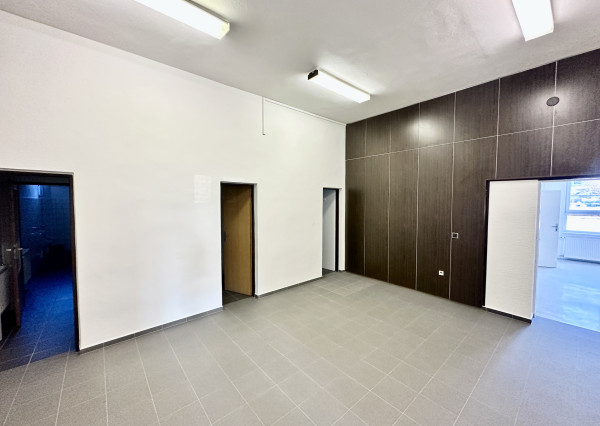 Obchodno - skladový priestor  s vlastným sociálnym zázemím   a parkovacími miestami v priemyselnom parku Nosice -  Púchov