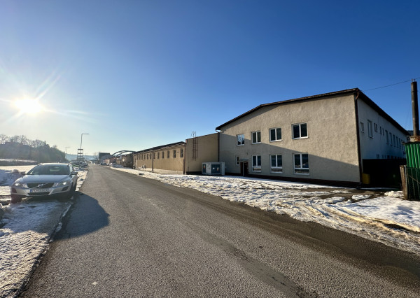 Obchodno - skladový priestor  s vlastným sociálnym zázemím   a parkovacími miestami v priemyselnom parku Nosice -  Púchov