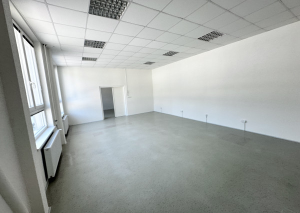 Obchodno - skladový priestor  s vlastným sociálnym zázemím   a parkovacími miestami v priemyselnom parku Nosice -  Púchov