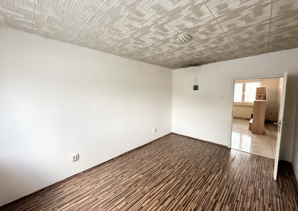 2. izbový byt  s vlastnou záhradkou /šopkou  a parkovacím priestorom pri bytovke   Dohňany  - Púchov