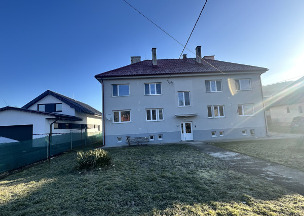 2. izbový byt  s vlastnou záhradkou /šopkou  a parkovacím priestorom pri bytovke   Dohňany  - Púchov