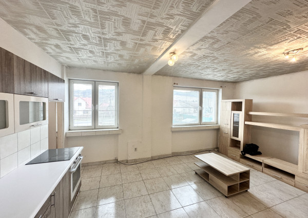 2. izbový byt  s vlastnou záhradkou /šopkou  a parkovacím priestorom pri bytovke   Dohňany  - Púchov