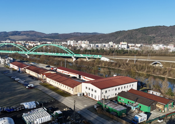 Obchodno - skladový priestor  s vlastným sociálnym zázemím   a parkovacími miestami v priemyselnom parku Nosice -  Púchov