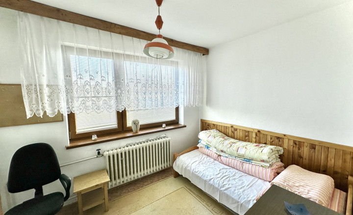 Priestranný rodinný dom v super lokalite so skvelou cenou - fotografia 9