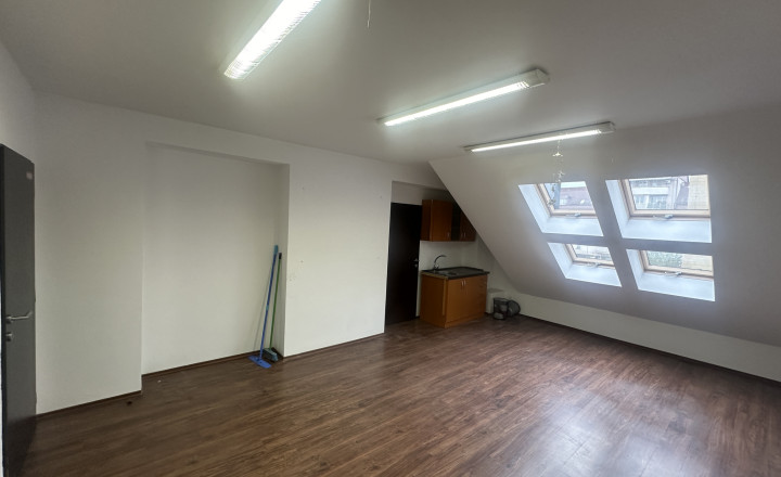Kancelárske priestory  v absolútnom centre mesta Púchov     28 m2  prenajaté - fotografia 5