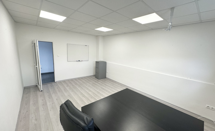 Kancelária v centre mesta  Púchov - Pasáž 20m2 na prenájom - fotografia 3