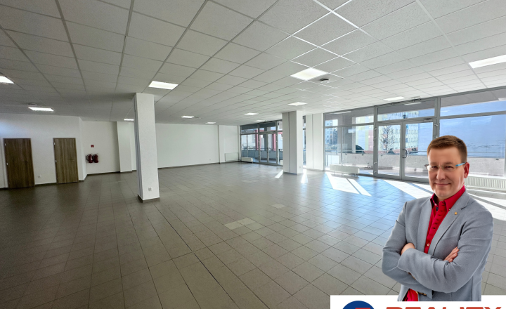 Reality Pre Vás -  Prenájom priestorov  preskleného priestoru - Dvory  Púchov  200 m2 - fotografia 1