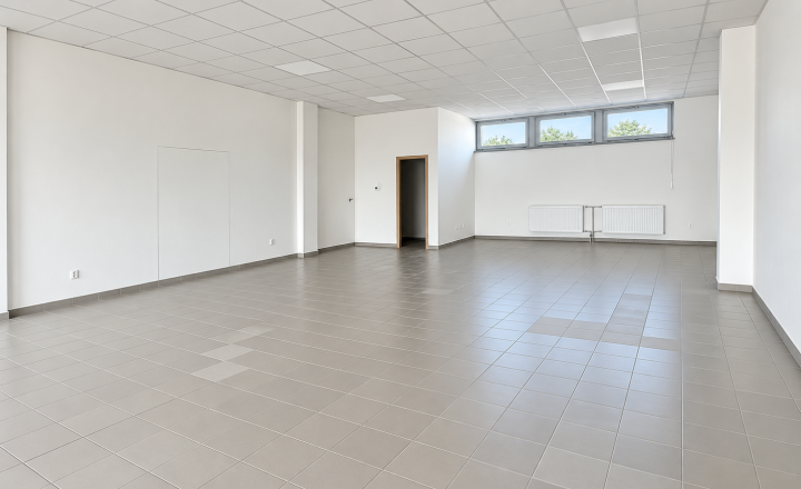Nádherný presklený priestor v centre mesta  Púchov    100m2 - fotografia 11