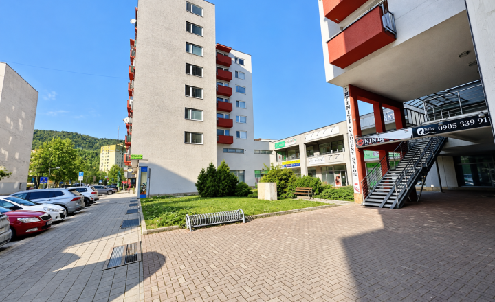 Nádherný presklený priestor v centre mesta  Púchov    100m2 - fotografia 3