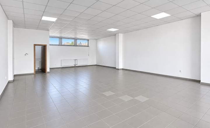 Nádherný presklený priestor v centre mesta  Púchov    100m2 - fotografia 9