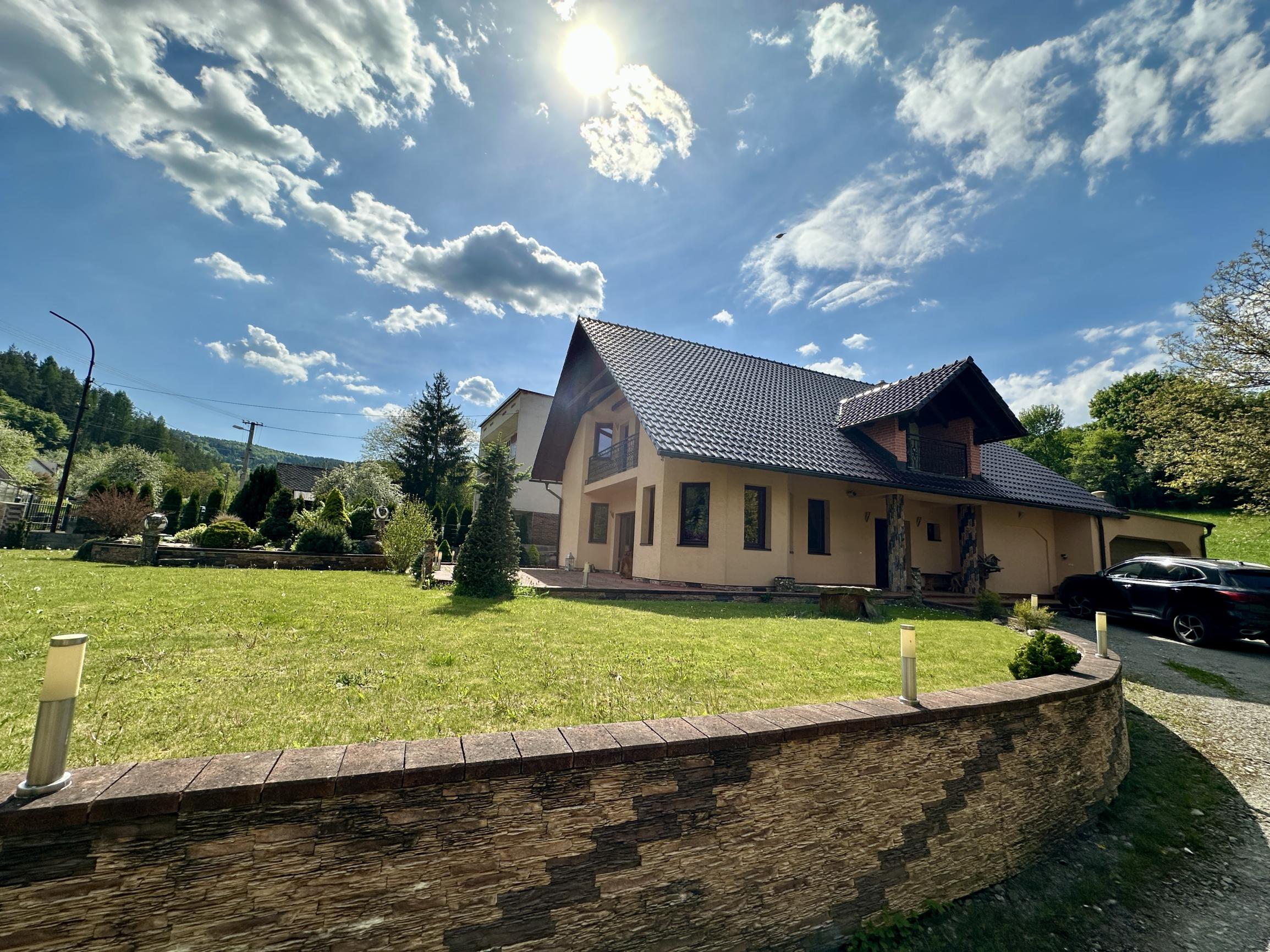 Nádherný 6 izbový rodinný dom v horskom prostredí  - Zariečie  pri  Púchove