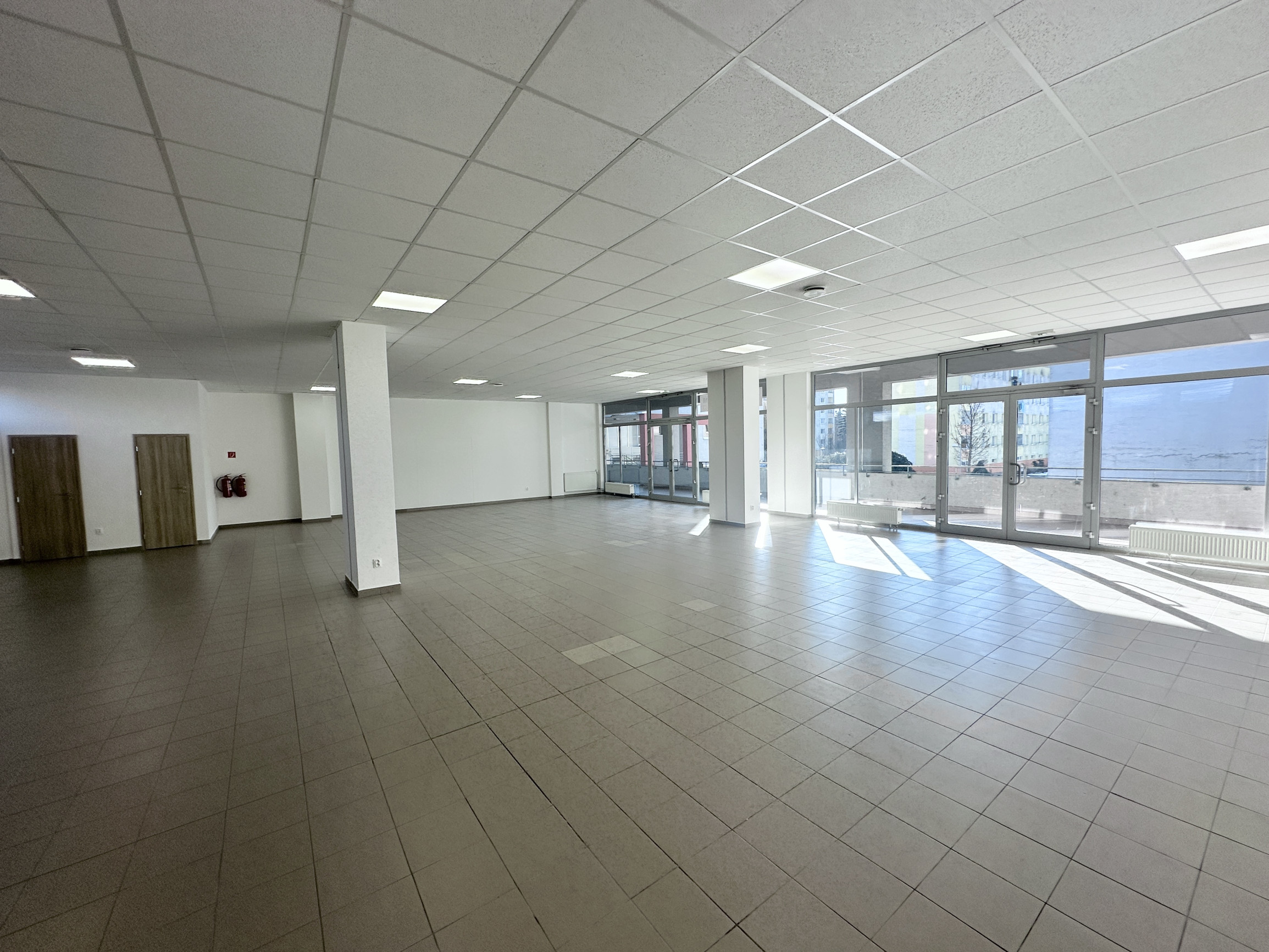 Prenájom priestorov  preskleného priestoru - Dvory  Púchov  200 m2