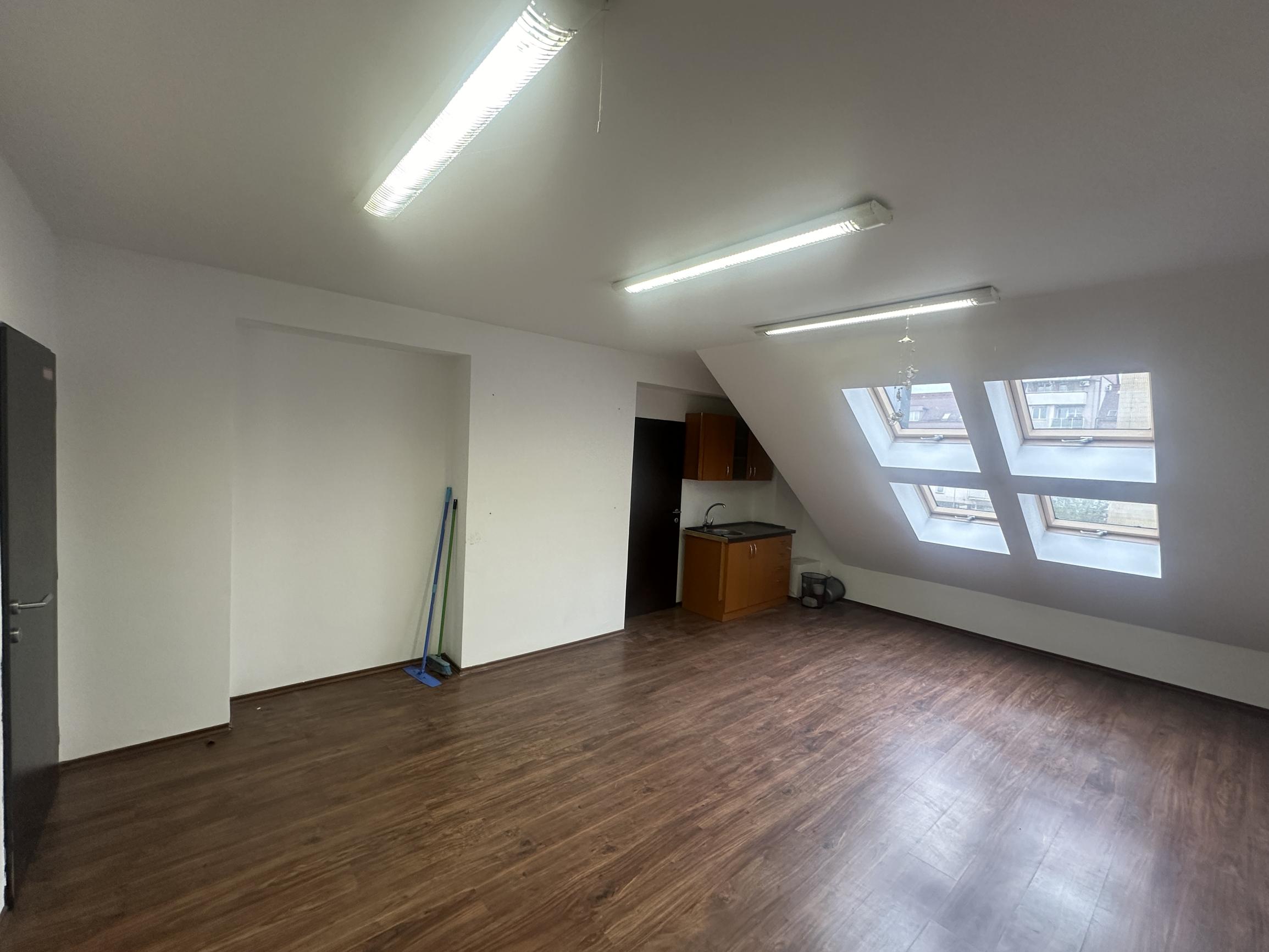 Kancelárske priestory  v absolútnom centre mesta Púchov     28 m2